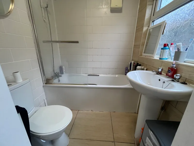 Large 3 Bed House // July 2026 - Image 12